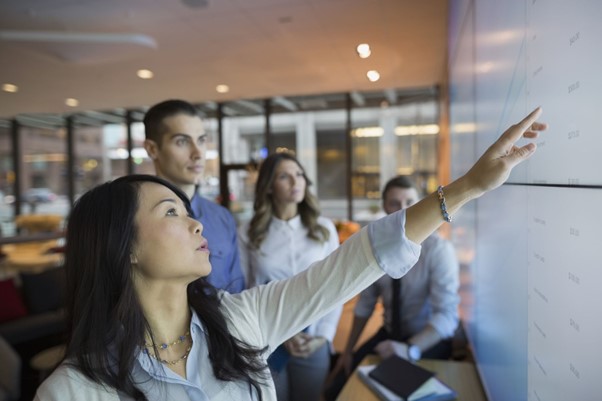Woman explaing to entire team