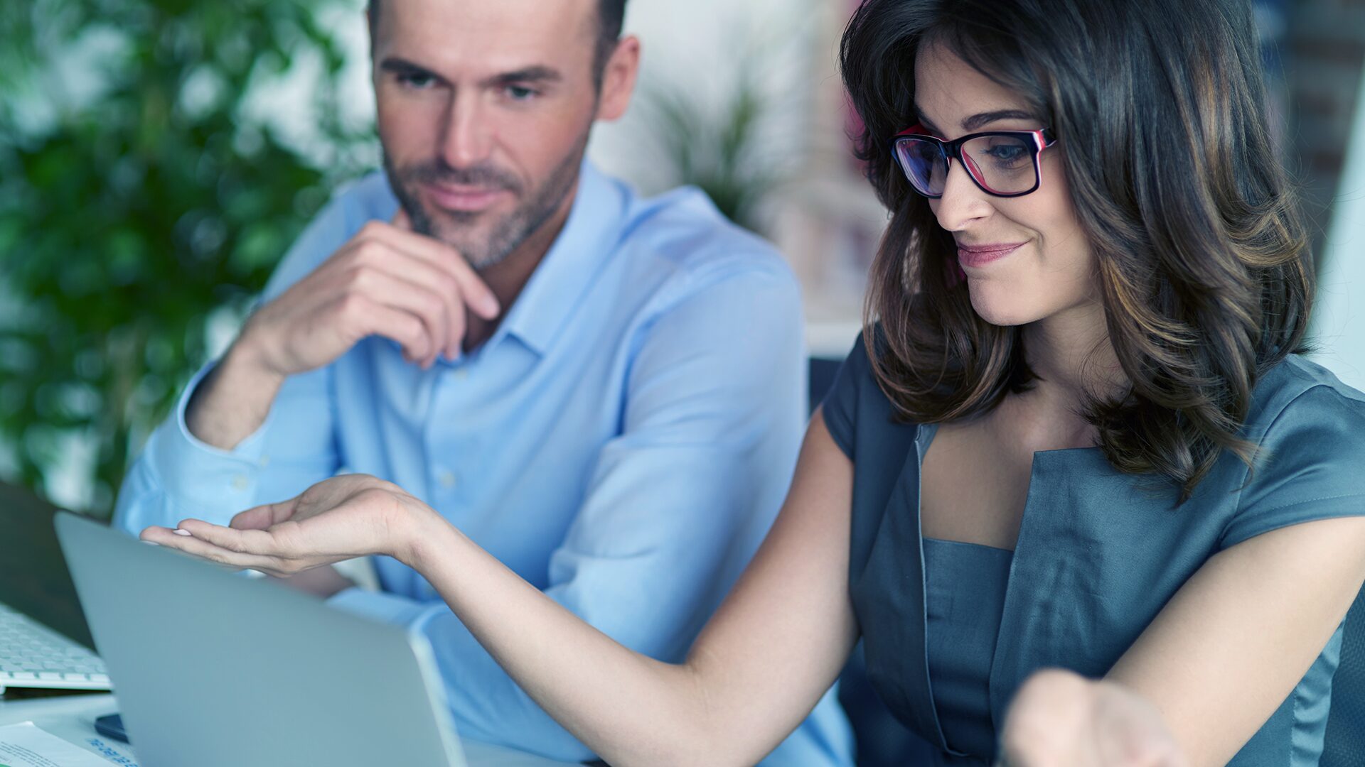 Empresarios olhando o site da empresa